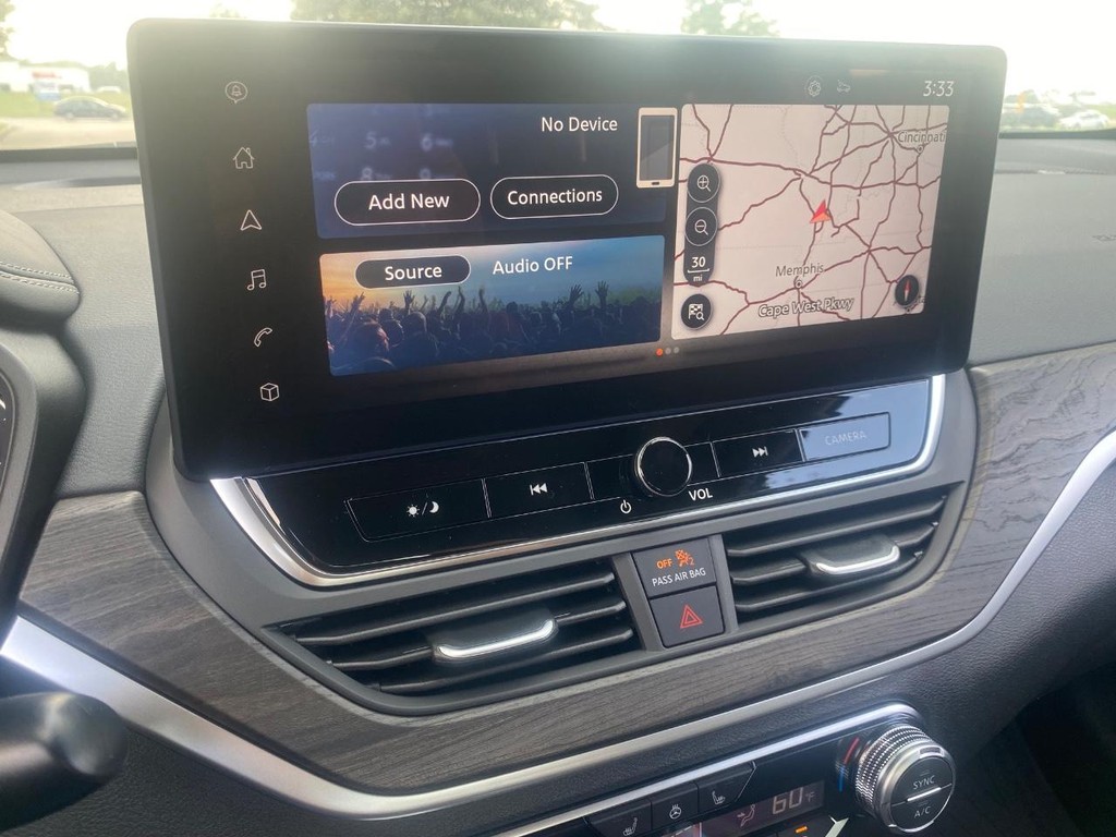 Nissan Altima Vehicle Full-screen Gallery Image 02