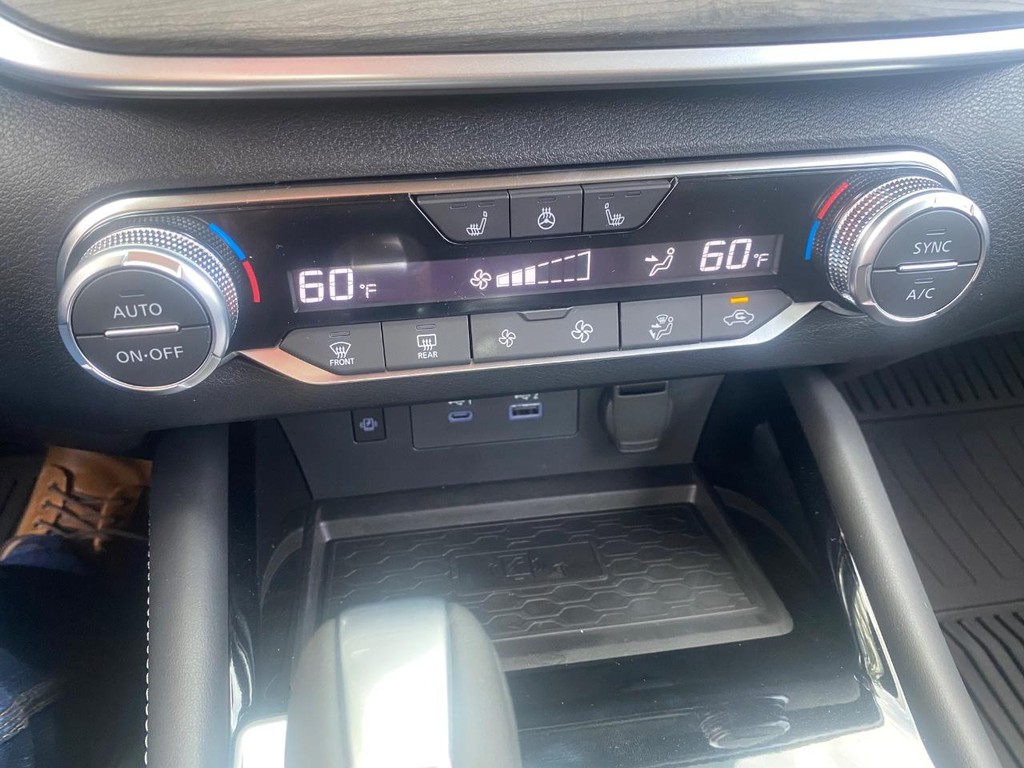 Nissan Altima Vehicle Full-screen Gallery Image 03