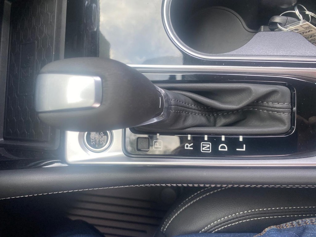 Nissan Altima Vehicle Full-screen Gallery Image 04