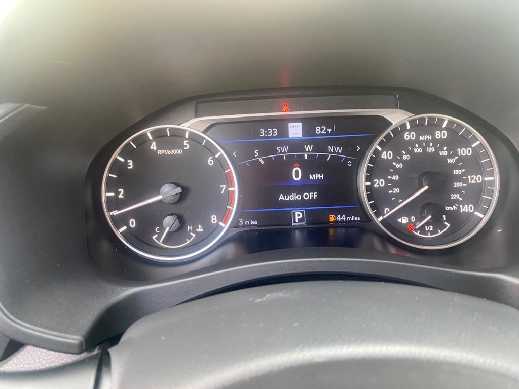 Nissan Altima Vehicle Full-screen Gallery Image 05