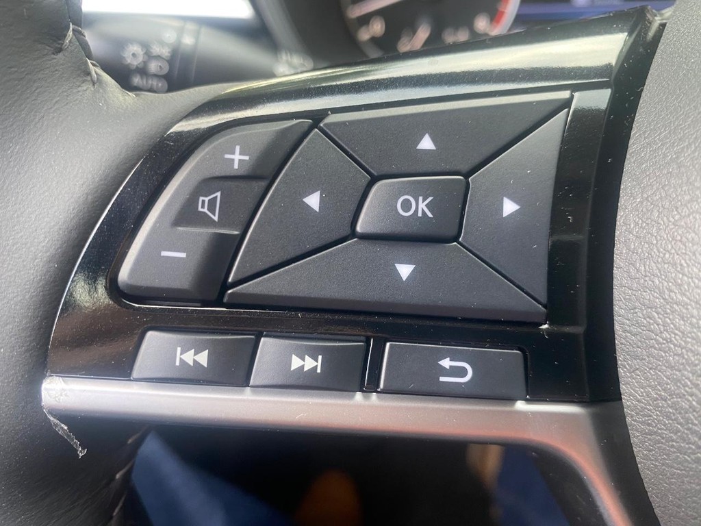 Nissan Altima Vehicle Full-screen Gallery Image 06