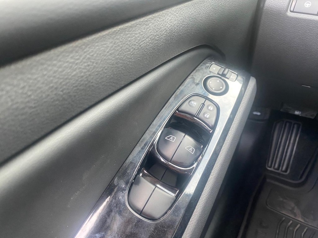 Nissan Altima Vehicle Full-screen Gallery Image 08