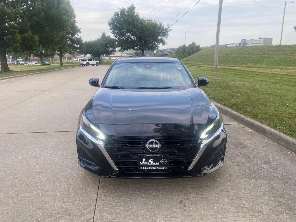 Nissan Altima Vehicle Full-screen Gallery Image 10