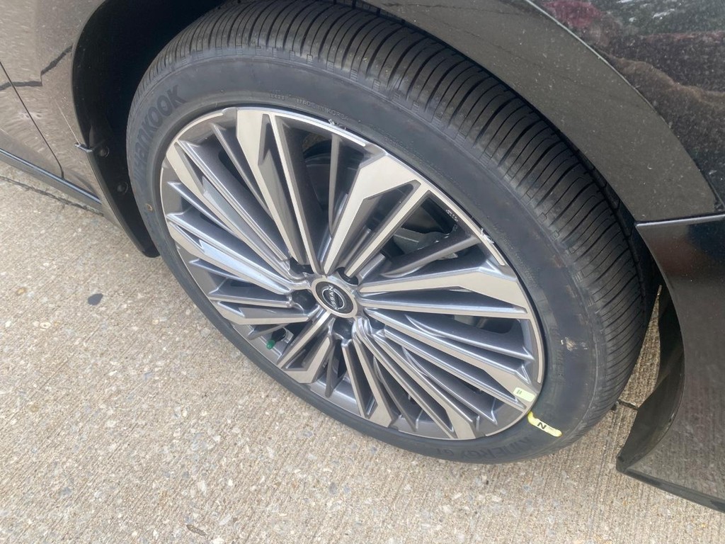 Nissan Altima Vehicle Full-screen Gallery Image 12