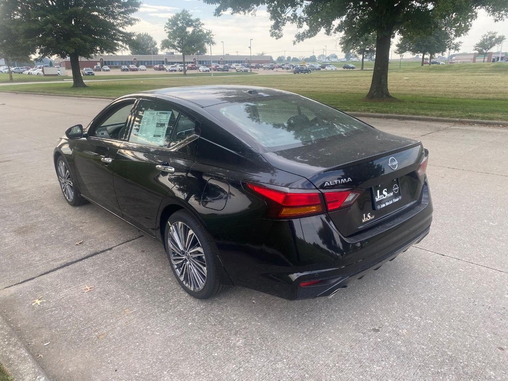 Nissan Altima Vehicle Full-screen Gallery Image 13