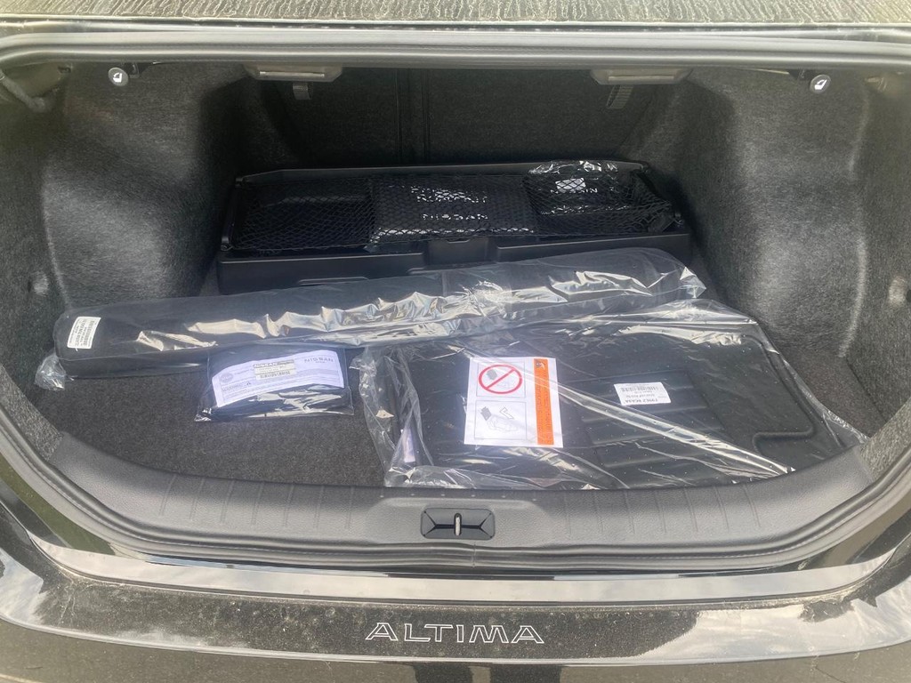 Nissan Altima Vehicle Full-screen Gallery Image 14