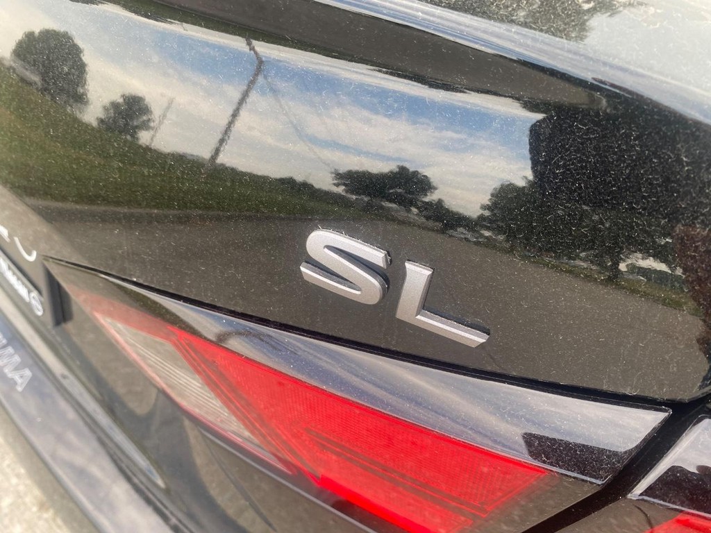 Nissan Altima Vehicle Full-screen Gallery Image 15