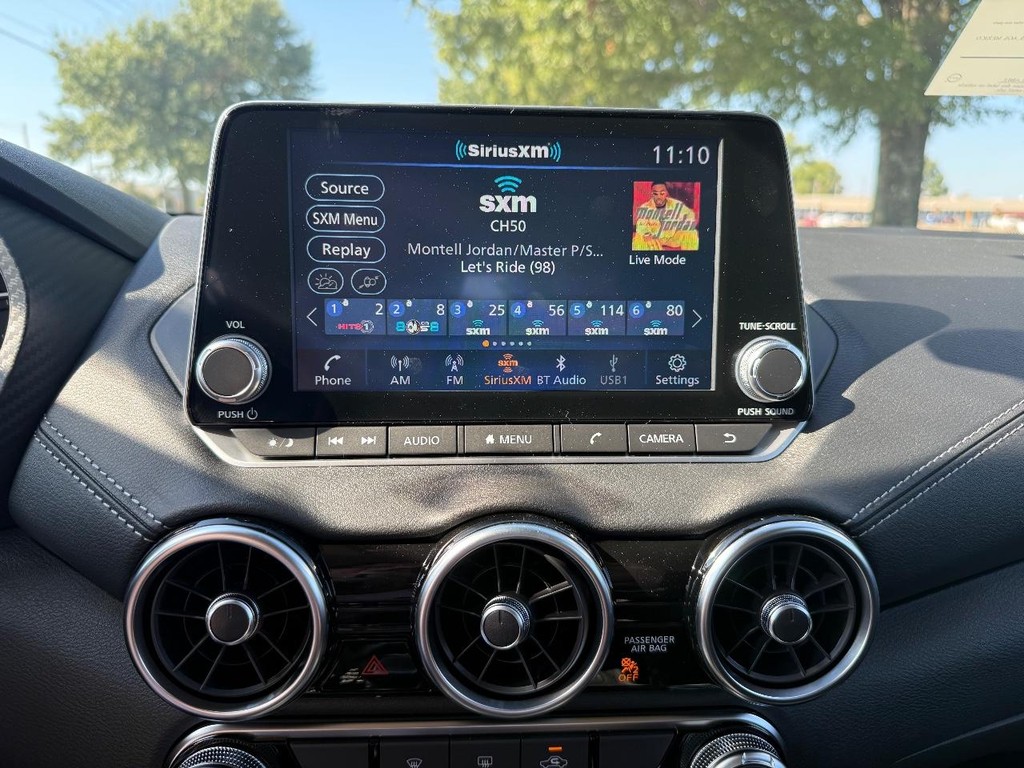 Nissan Sentra Vehicle Full-screen Gallery Image 02