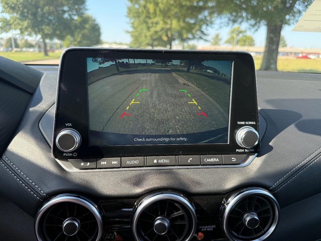 Nissan Sentra Vehicle Full-screen Gallery Image 03