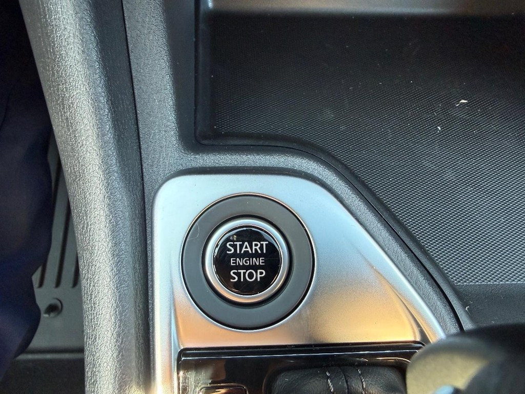 Nissan Sentra Vehicle Full-screen Gallery Image 05