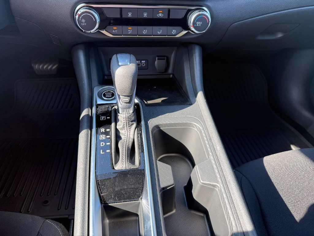 Nissan Sentra Vehicle Full-screen Gallery Image 06