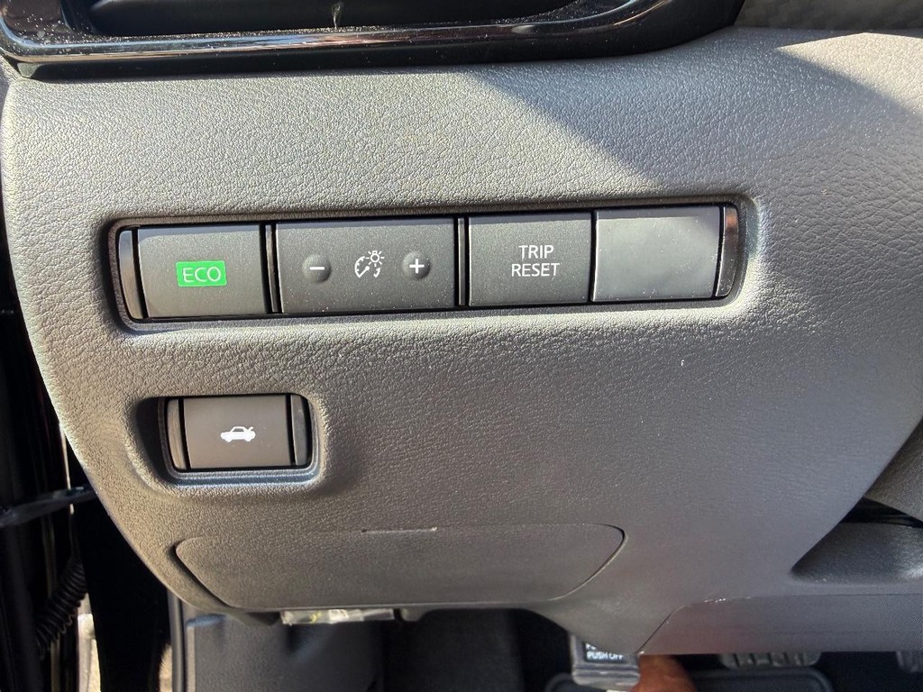 Nissan Sentra Vehicle Full-screen Gallery Image 08