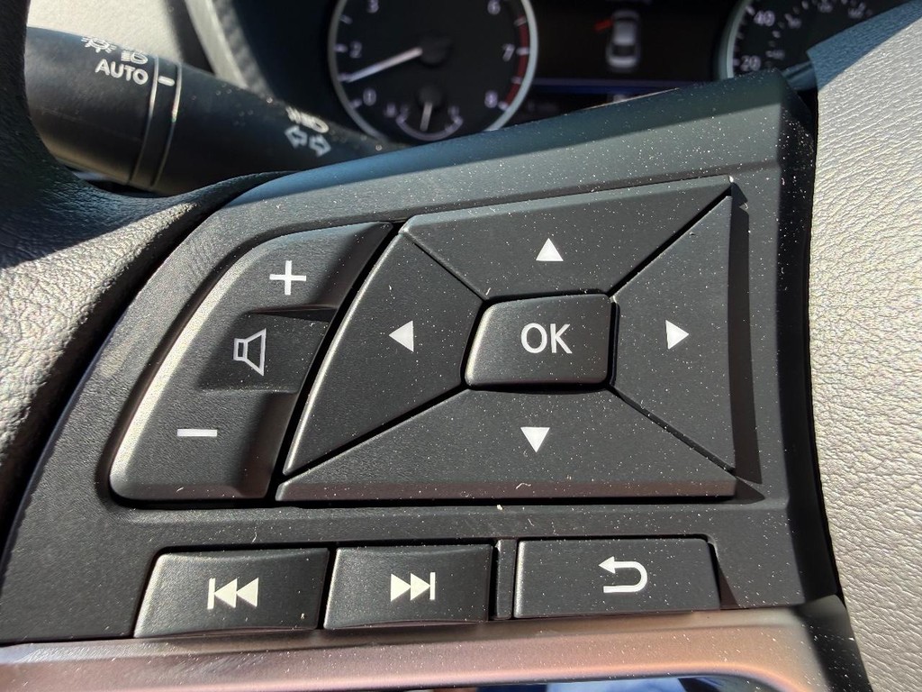 Nissan Sentra Vehicle Full-screen Gallery Image 09