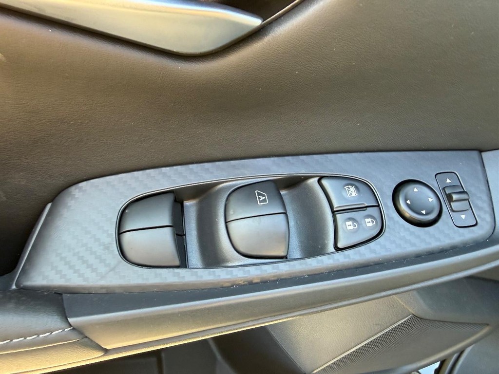 Nissan Sentra Vehicle Full-screen Gallery Image 11