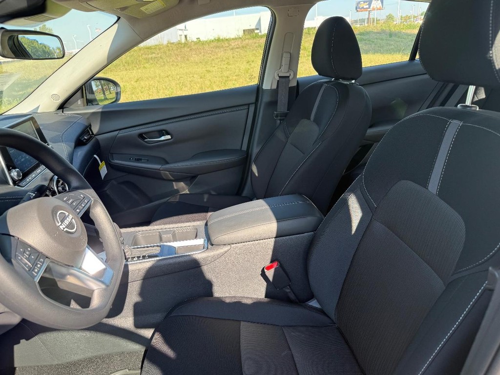 Nissan Sentra Vehicle Full-screen Gallery Image 12