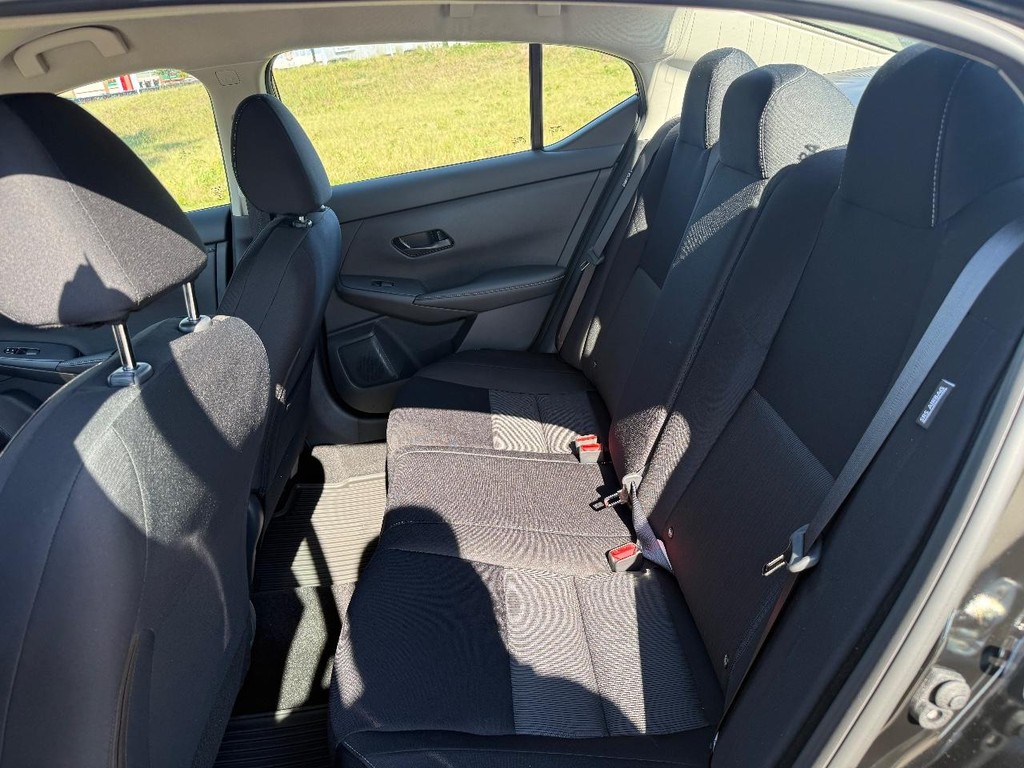 Nissan Sentra Vehicle Full-screen Gallery Image 13