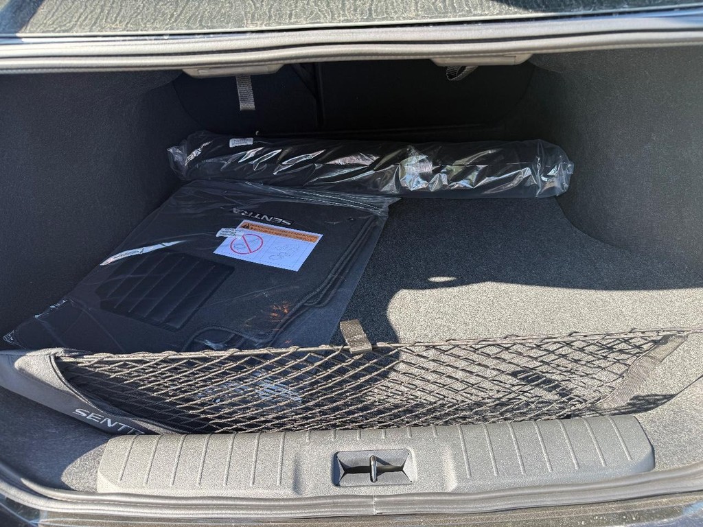 Nissan Sentra Vehicle Full-screen Gallery Image 14