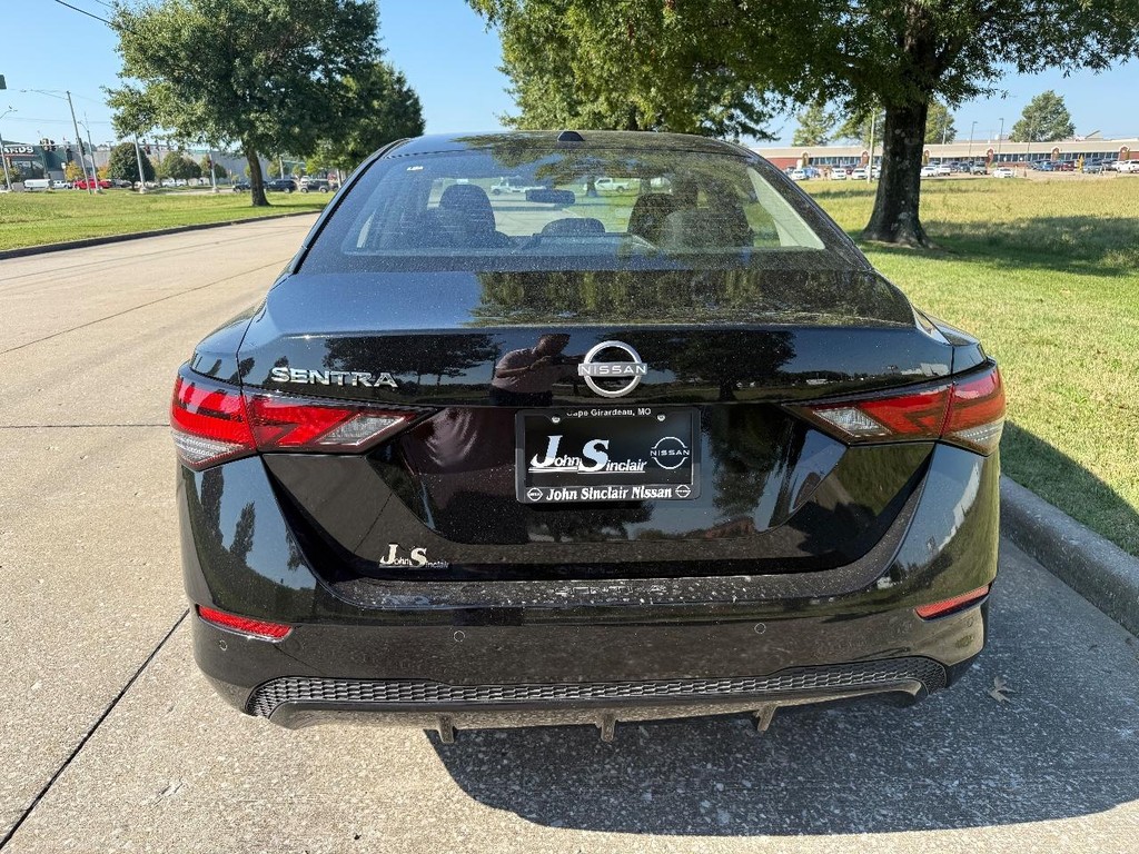 Nissan Sentra Vehicle Full-screen Gallery Image 17