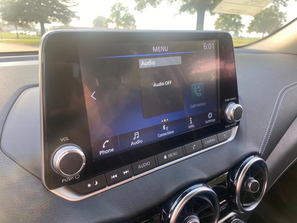 Nissan Sentra Vehicle Full-screen Gallery Image 02