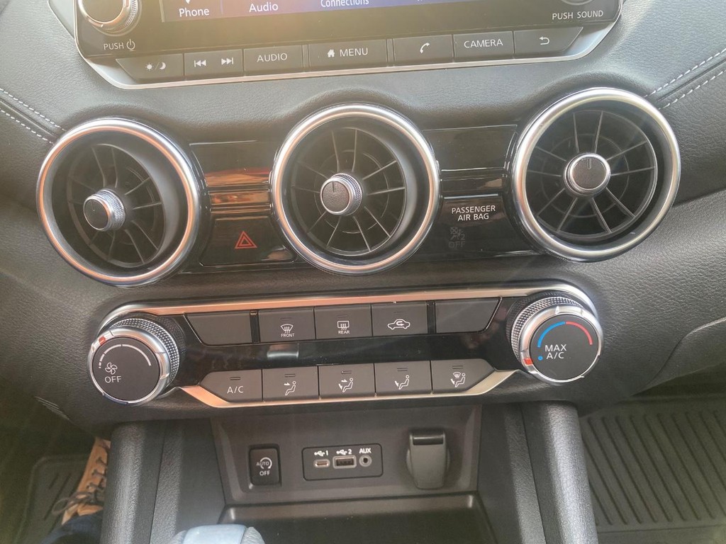 Nissan Sentra Vehicle Full-screen Gallery Image 03