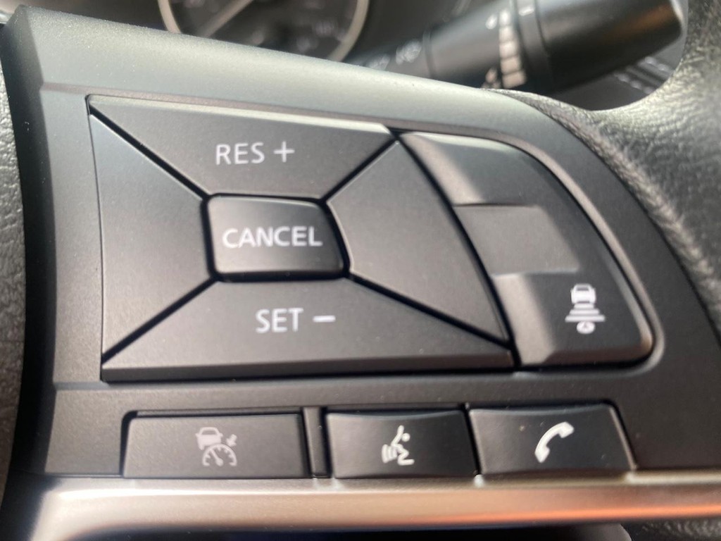 Nissan Sentra Vehicle Full-screen Gallery Image 04