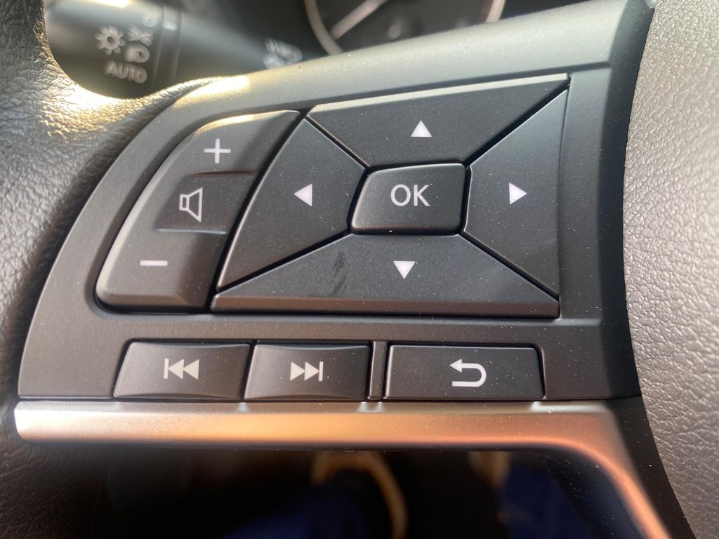 Nissan Sentra Vehicle Full-screen Gallery Image 05