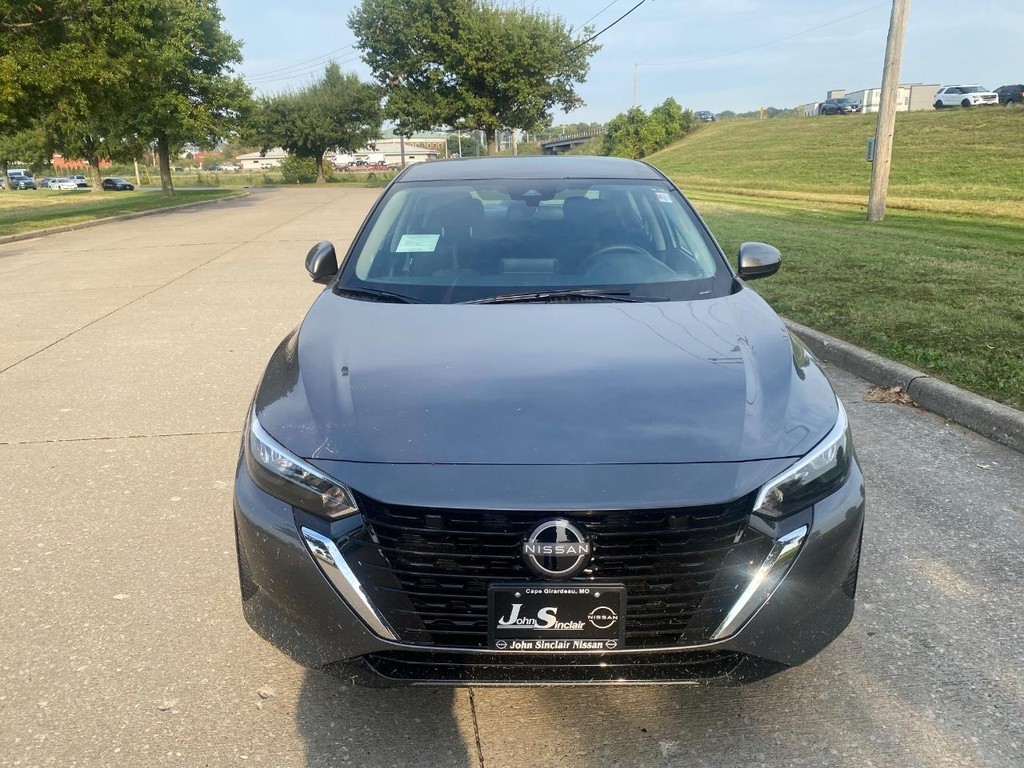 Nissan Sentra Vehicle Full-screen Gallery Image 06