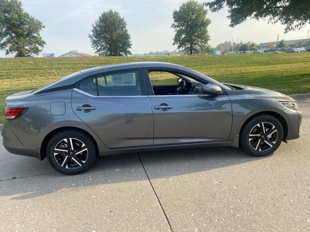 Nissan Sentra Vehicle Full-screen Gallery Image 08