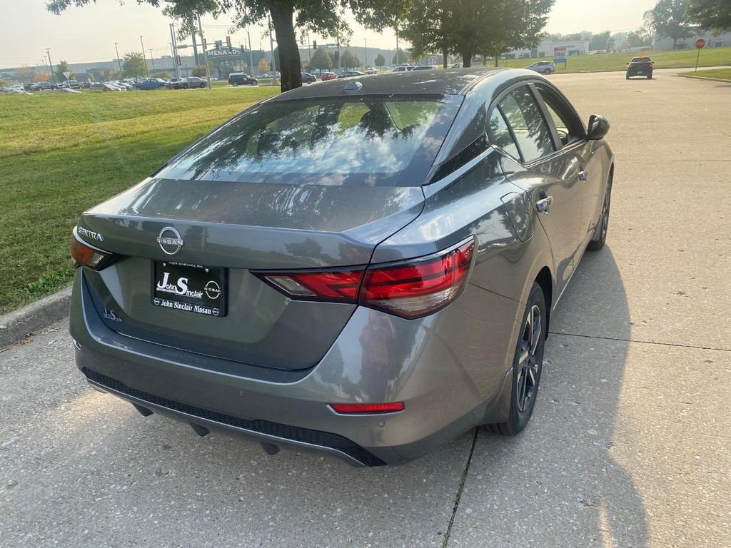 Nissan Sentra Vehicle Full-screen Gallery Image 09