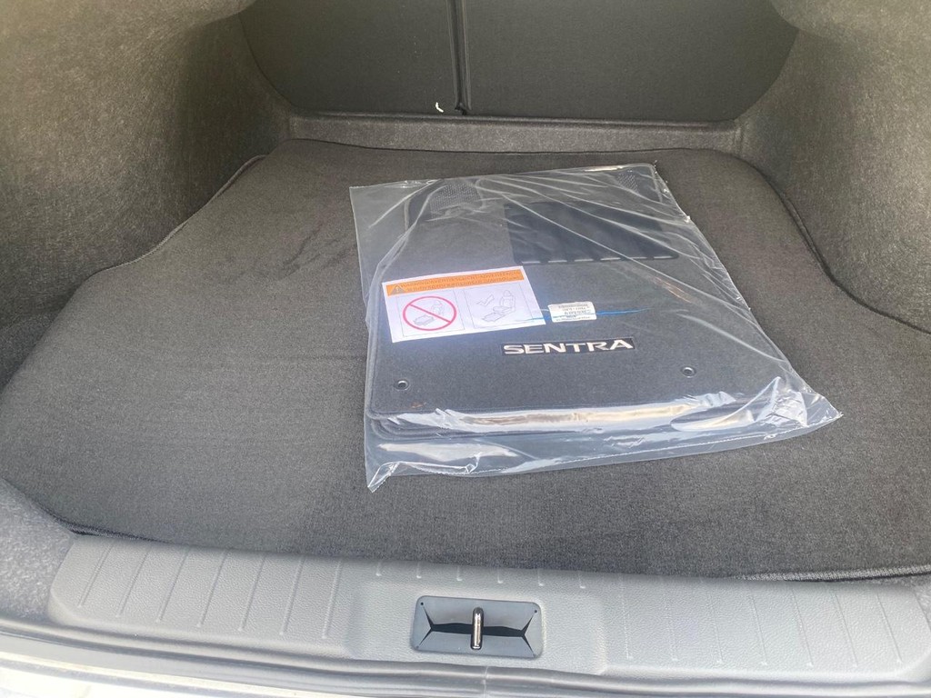 Nissan Sentra Vehicle Full-screen Gallery Image 12