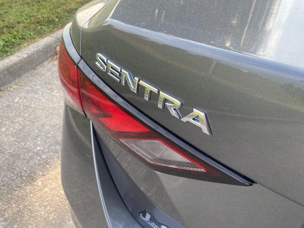 Nissan Sentra Vehicle Full-screen Gallery Image 15