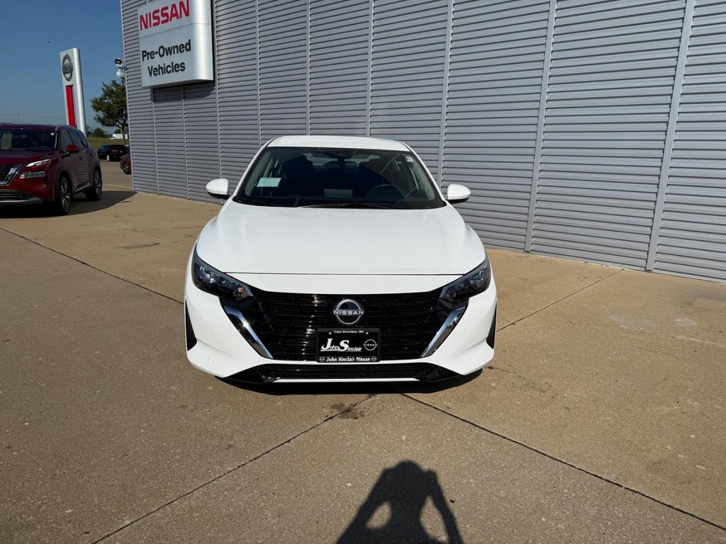 Nissan Sentra Vehicle Full-screen Gallery Image 02