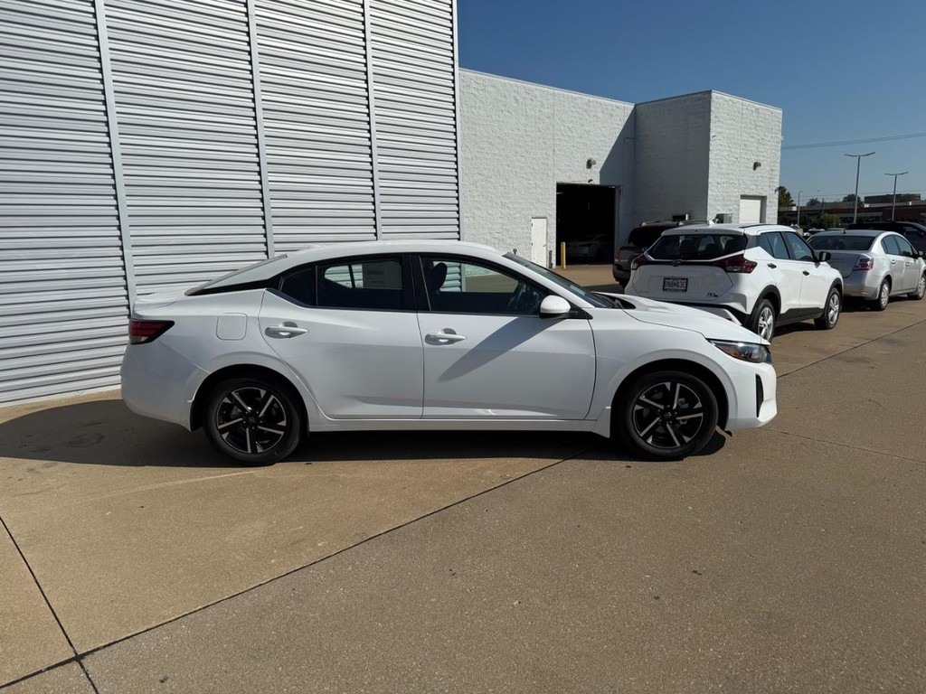 Nissan Sentra Vehicle Full-screen Gallery Image 03