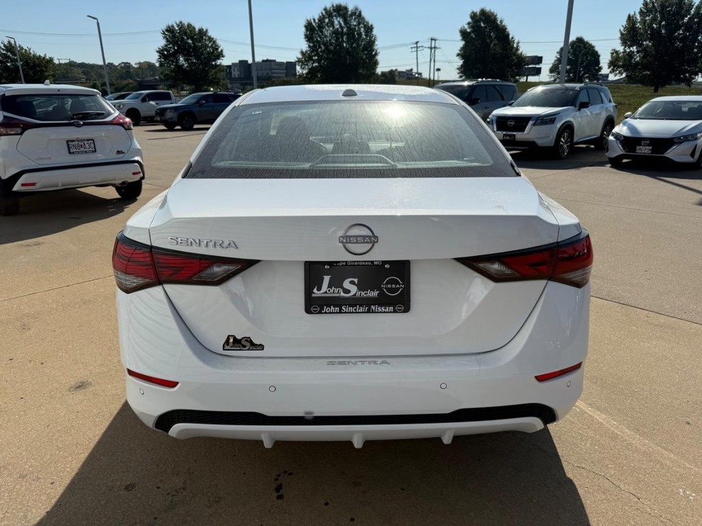 Nissan Sentra Vehicle Full-screen Gallery Image 04