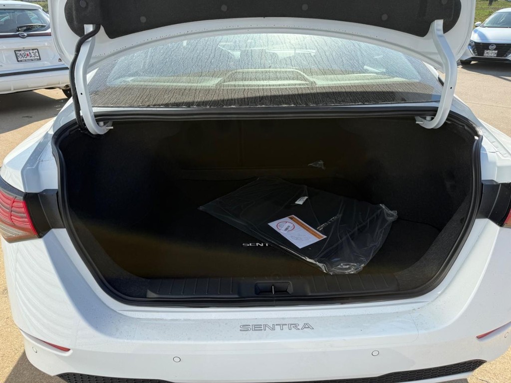 Nissan Sentra Vehicle Full-screen Gallery Image 05