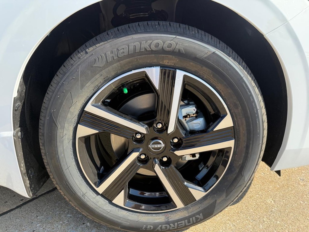 Nissan Sentra Vehicle Full-screen Gallery Image 06