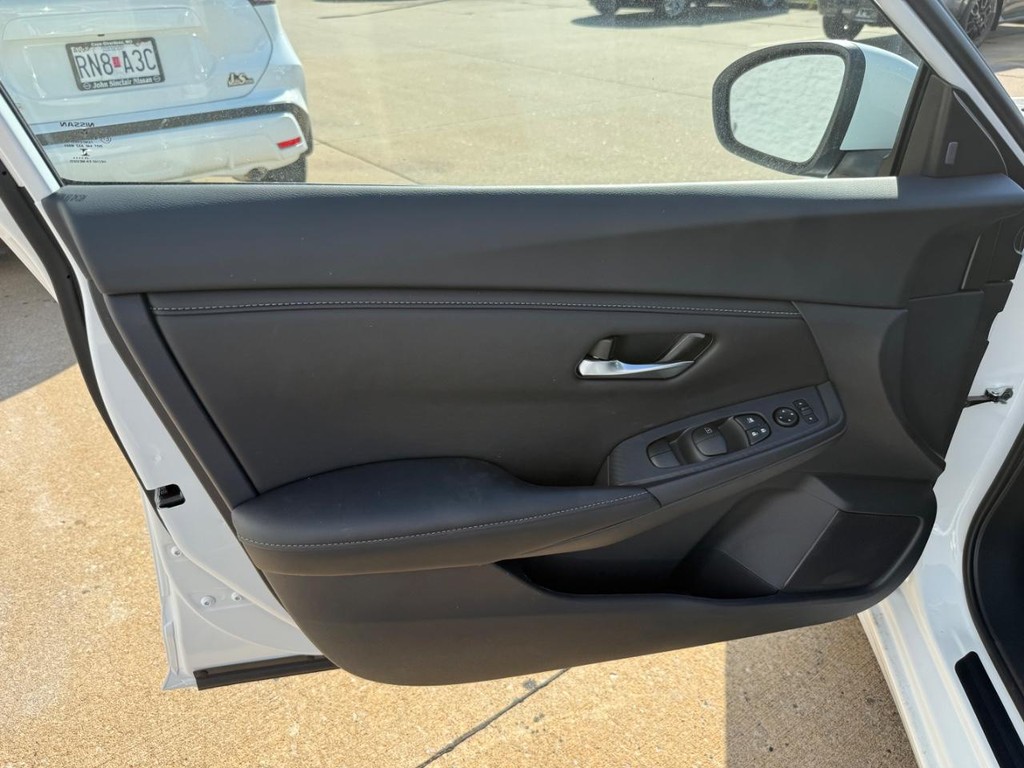 Nissan Sentra Vehicle Full-screen Gallery Image 07