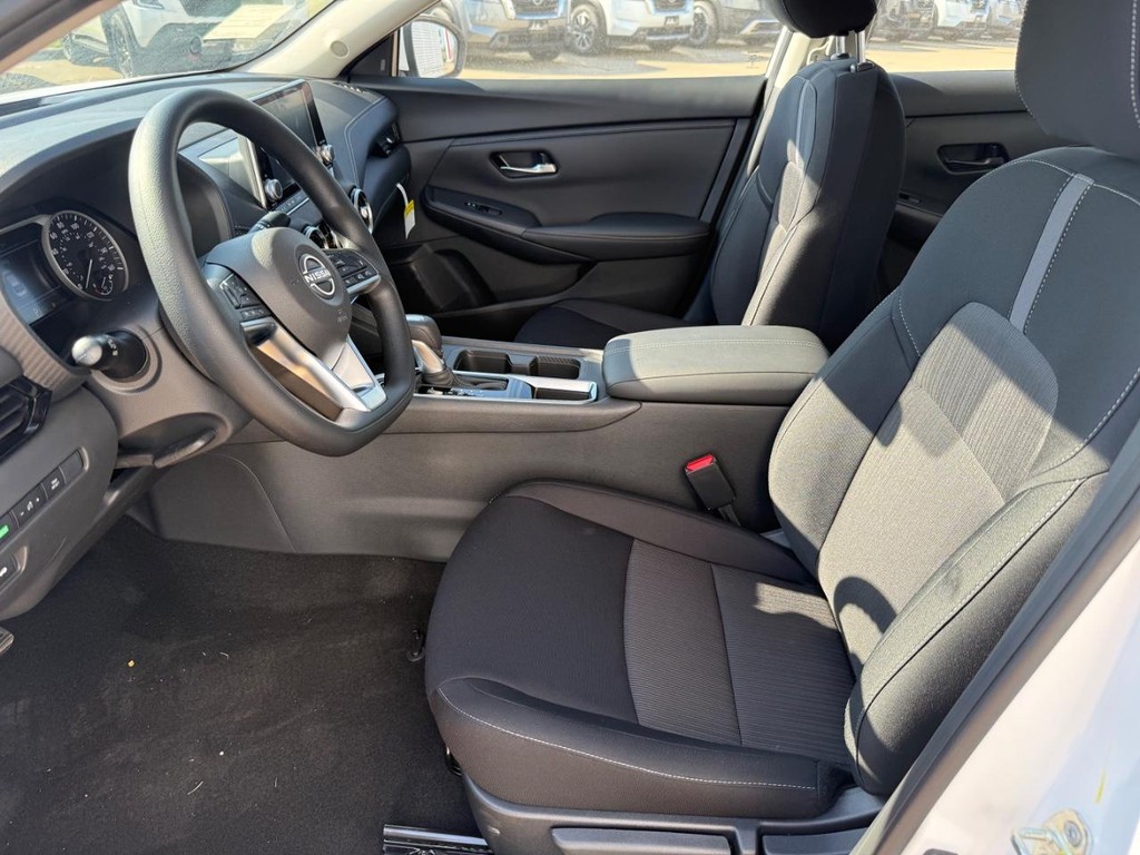 Nissan Sentra Vehicle Full-screen Gallery Image 08