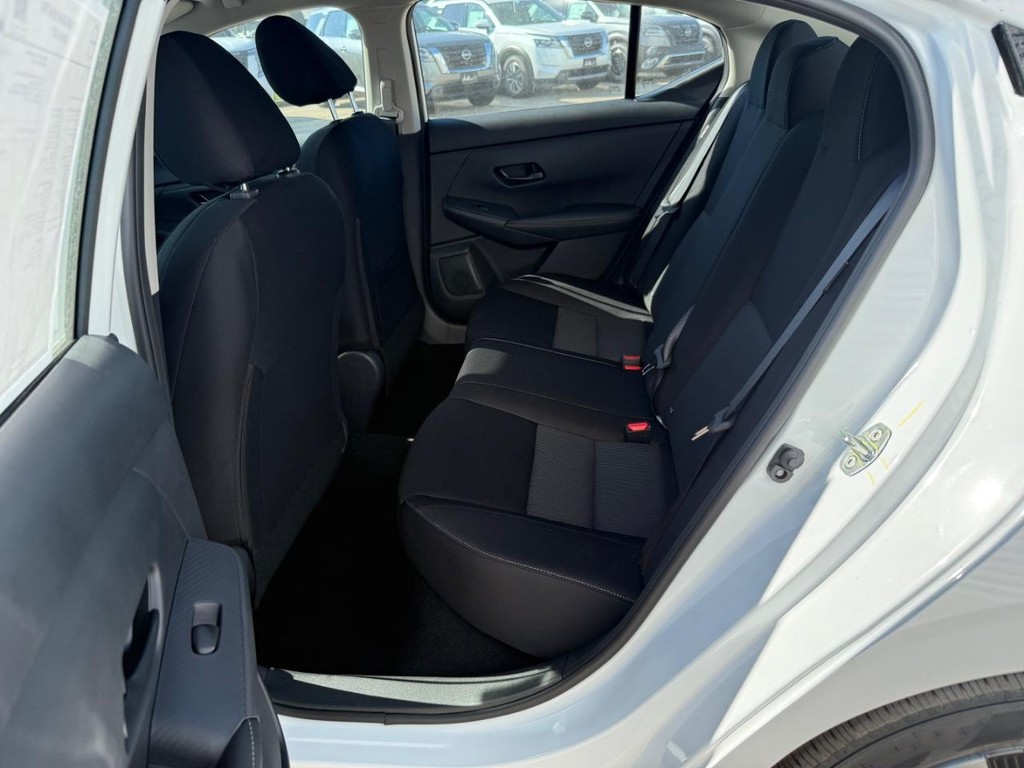 Nissan Sentra Vehicle Full-screen Gallery Image 09