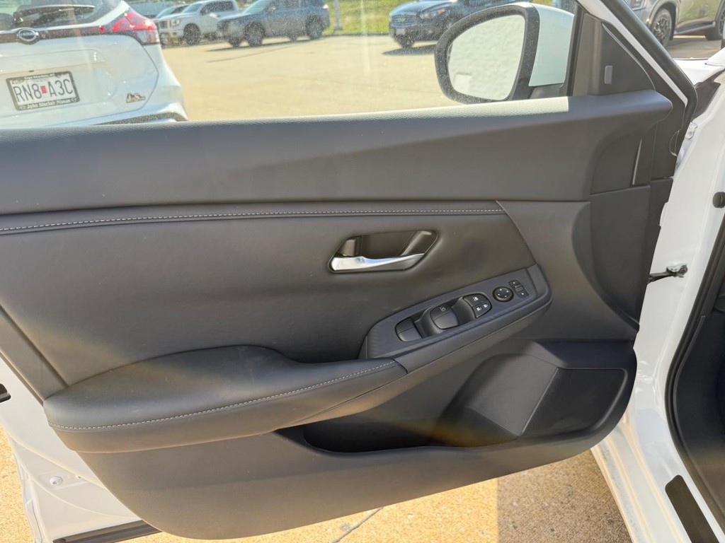 Nissan Sentra Vehicle Full-screen Gallery Image 10