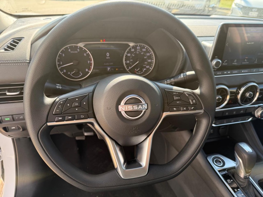 Nissan Sentra Vehicle Full-screen Gallery Image 11