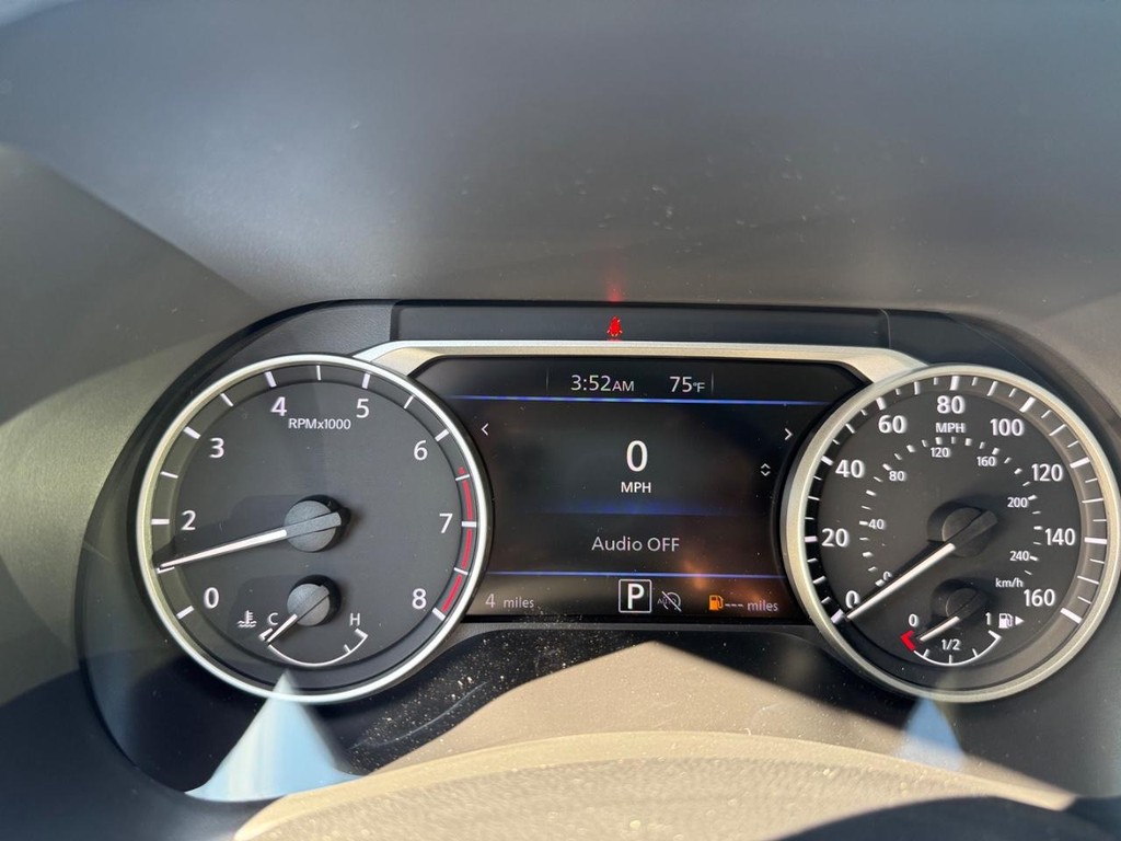 Nissan Sentra Vehicle Full-screen Gallery Image 12