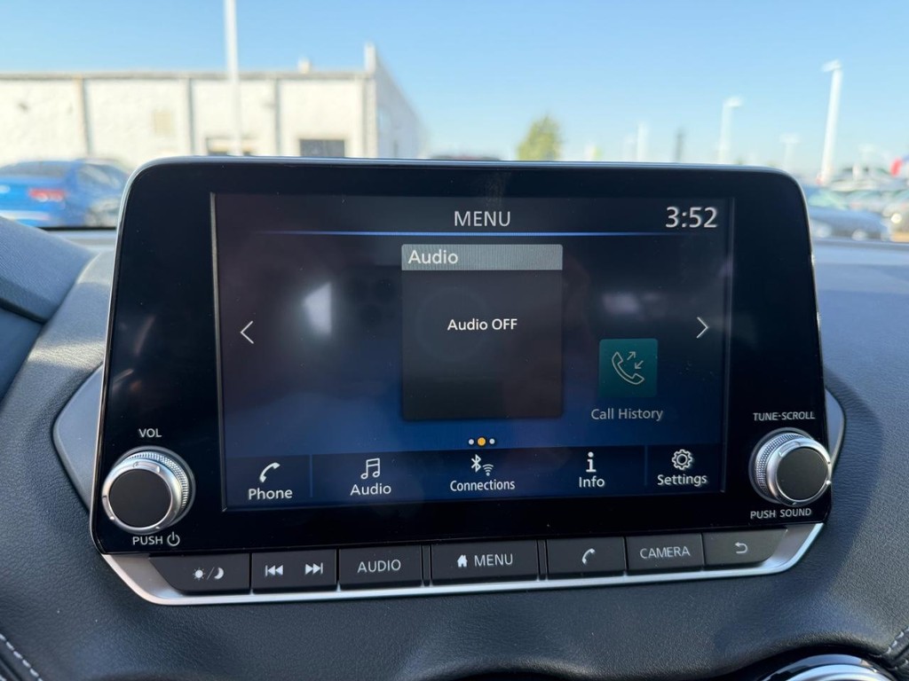 Nissan Sentra Vehicle Full-screen Gallery Image 15