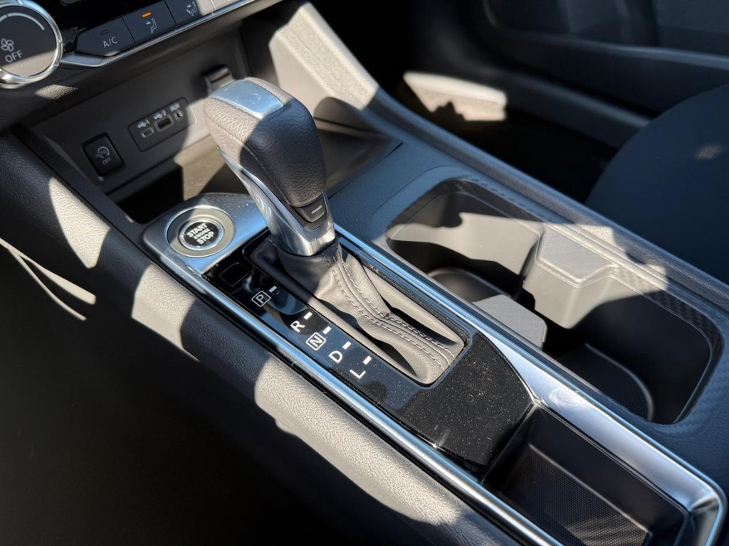 Nissan Sentra Vehicle Full-screen Gallery Image 18