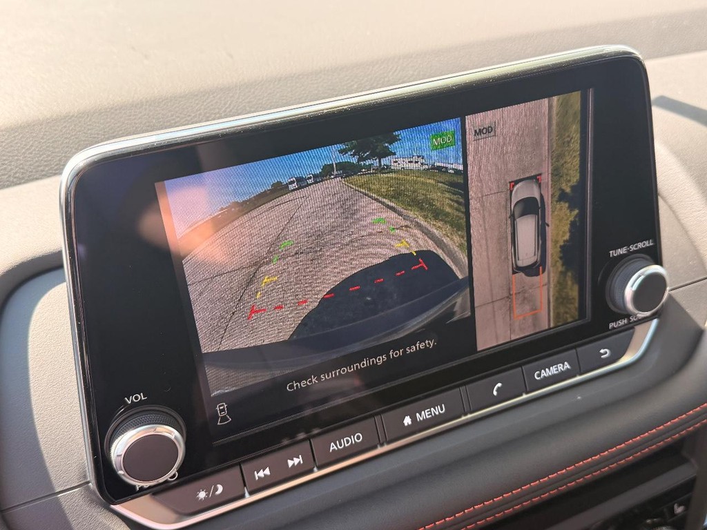 Nissan Rogue Vehicle Full-screen Gallery Image 02