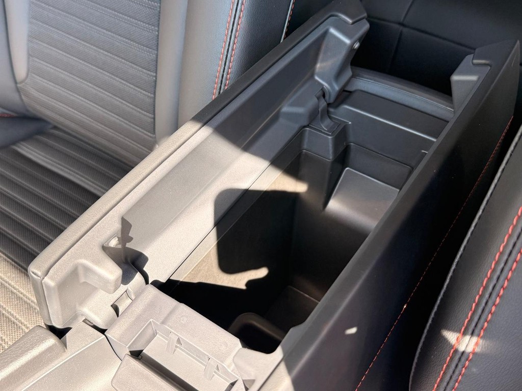 Nissan Rogue Vehicle Full-screen Gallery Image 03