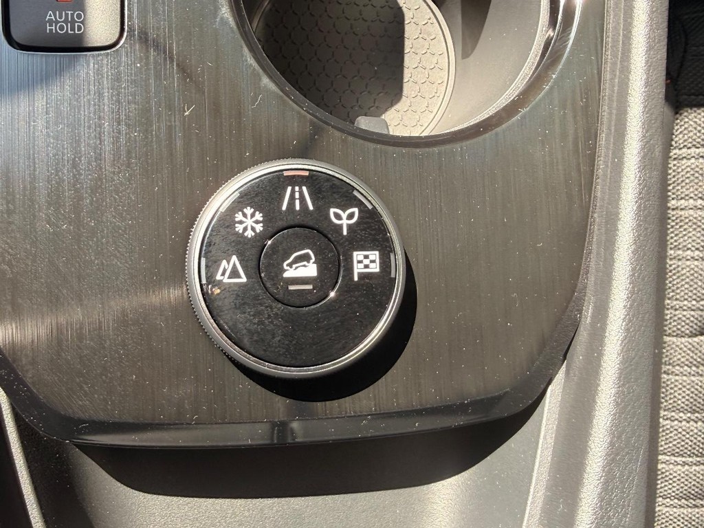 Nissan Rogue Vehicle Full-screen Gallery Image 04