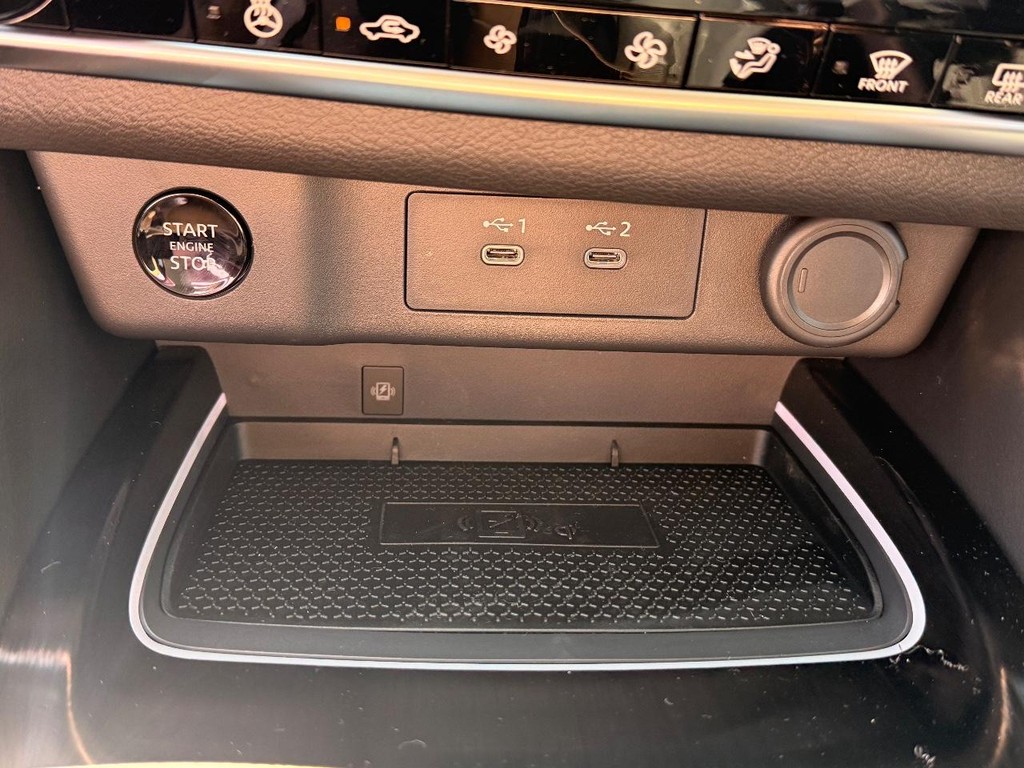 Nissan Rogue Vehicle Full-screen Gallery Image 07