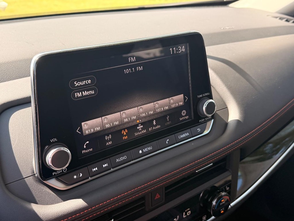 Nissan Rogue Vehicle Full-screen Gallery Image 08