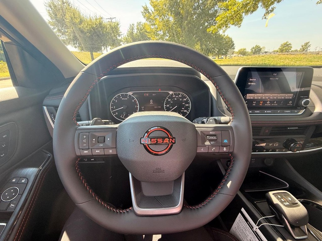 Nissan Rogue Vehicle Full-screen Gallery Image 10